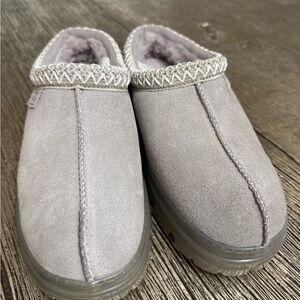 UGG Gray / Campfire Tasman clear button New without box size 7